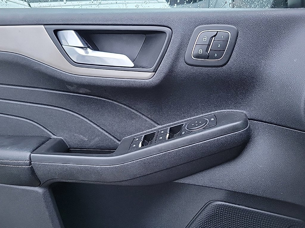 Used 2021 Ford Escape SEL w/ Technology Package FWD image 11