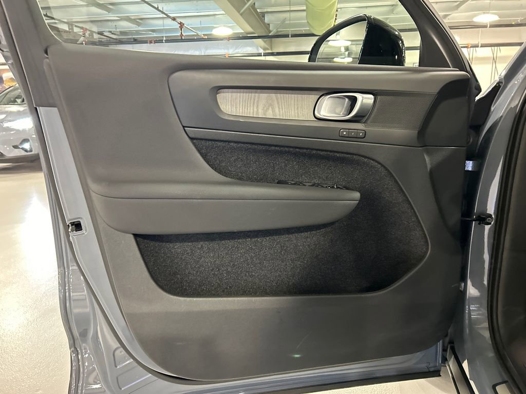 Certified 2023 Volvo XC40 B5 Plus w/ Protection Package Premier image 9