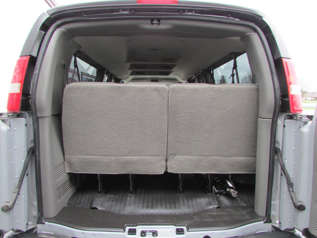 Used 2017 Chevrolet Express 3500 LS image 4