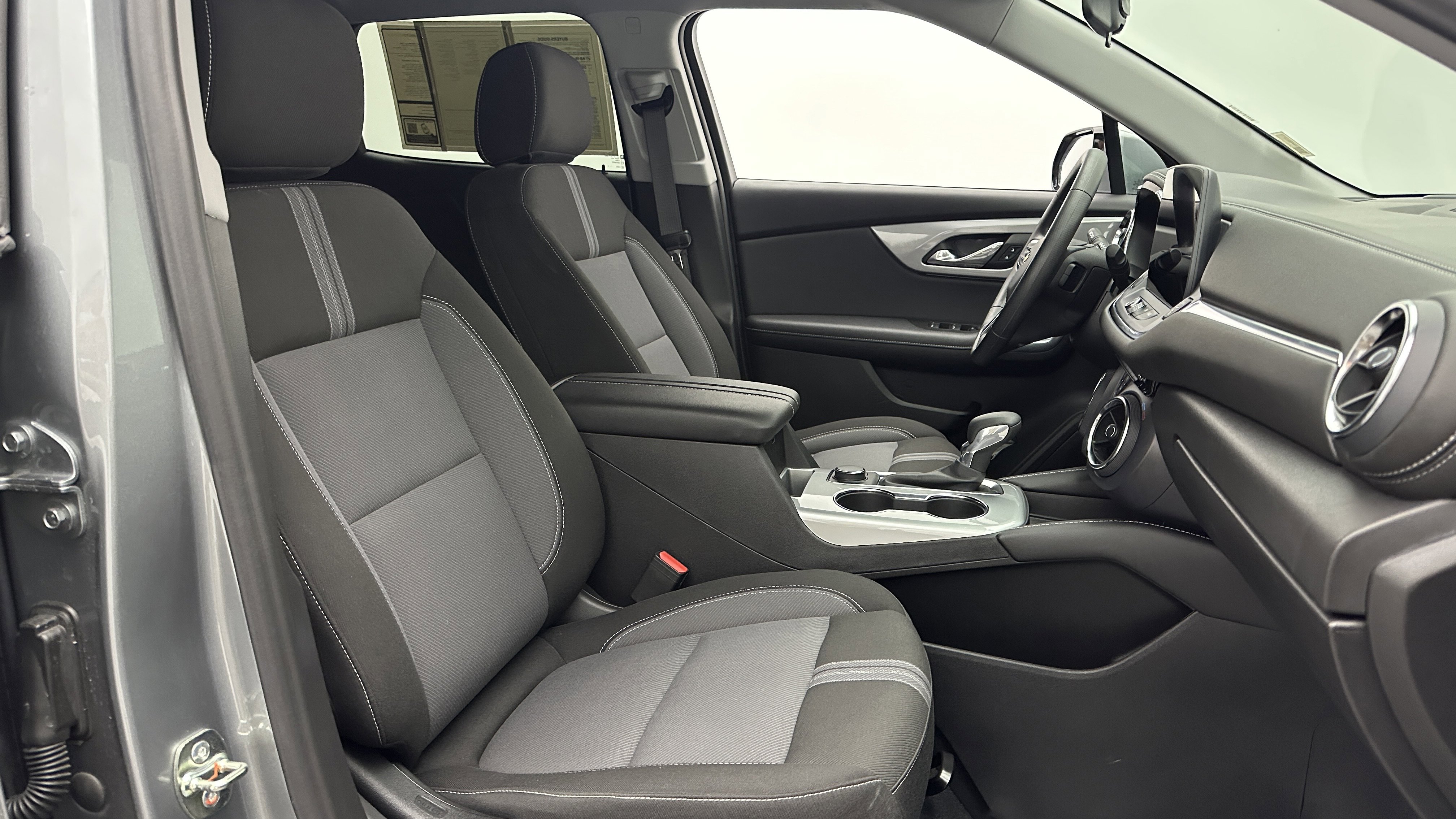 Used 2025 Chevrolet Blazer LT image 33