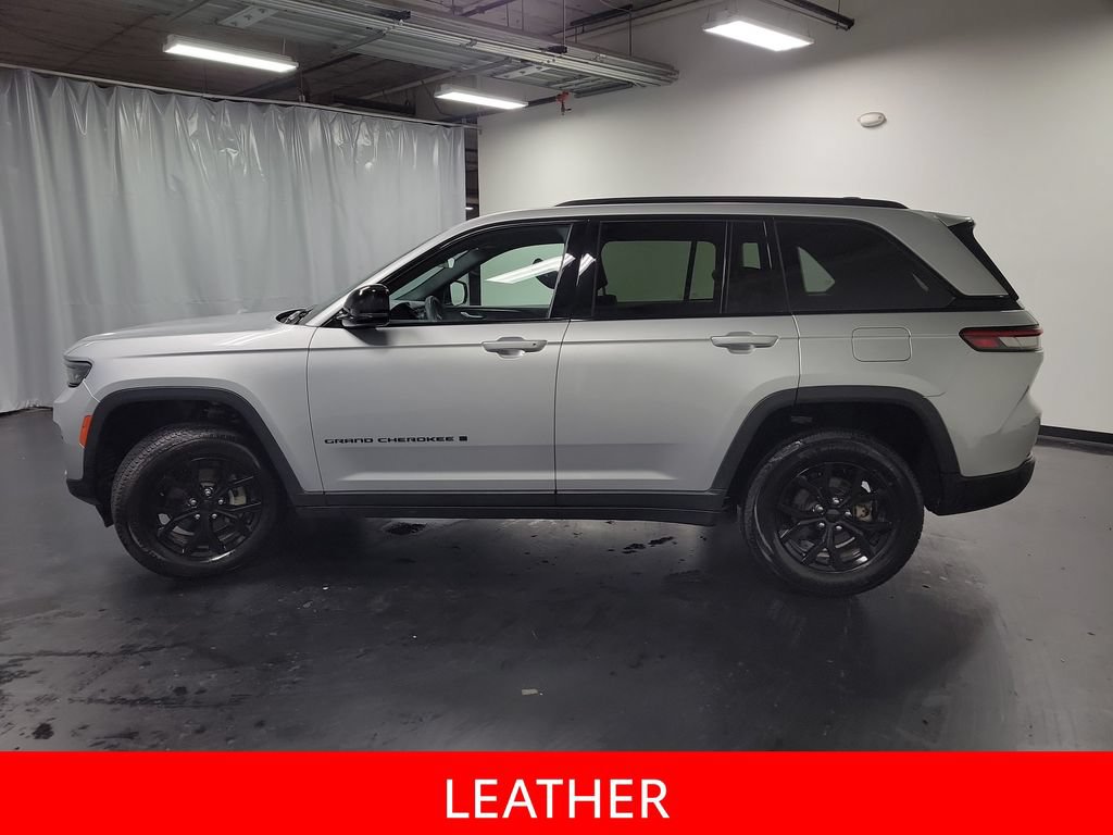 Used 2025 Jeep Grand Cherokee Altitude AWD/4WD image 5
