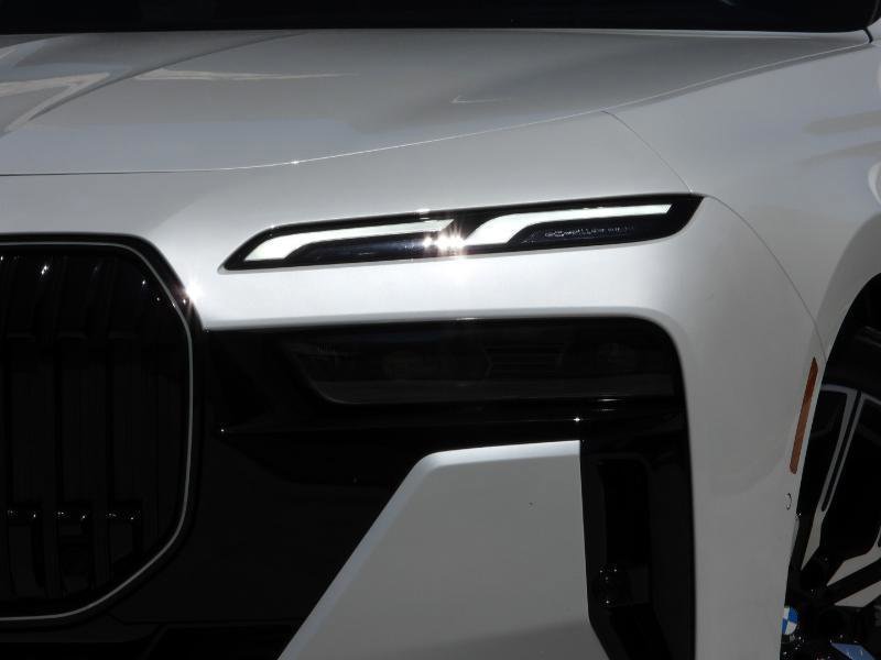 Used 2024 BMW 740i image 8