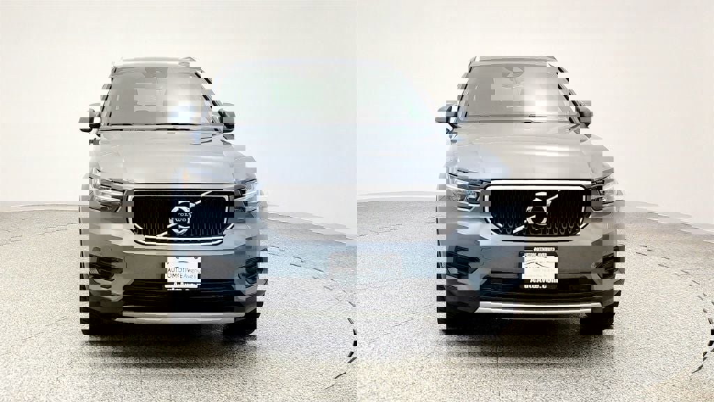 Used 2020 Volvo XC40 T5 Momentum image 2