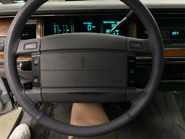 Used 1994 Lincoln Town Car Signature RWD image 22