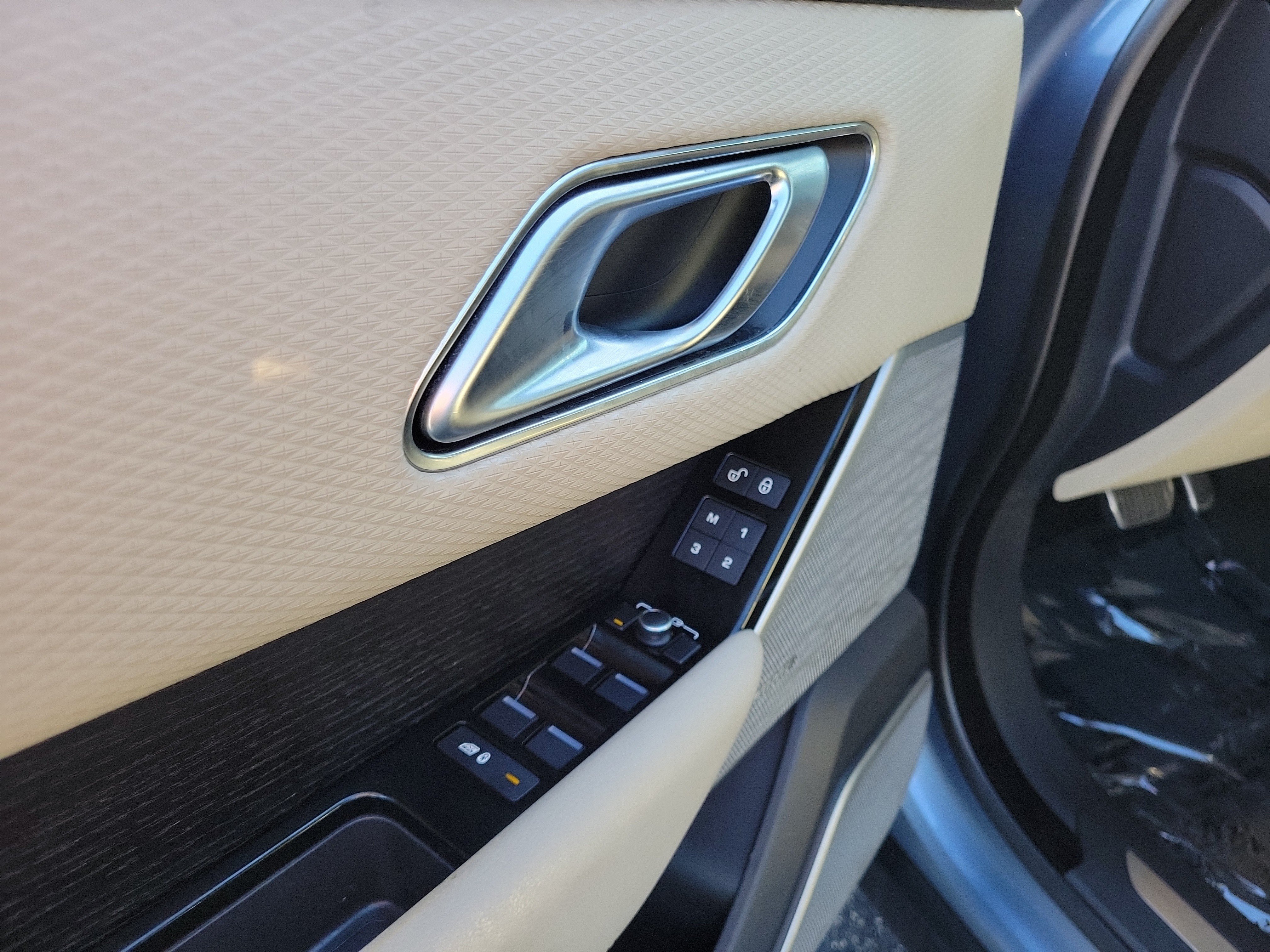 Used 2019 Land Rover Range Rover Velar R-Dynamic SE AWD/4WD image 18