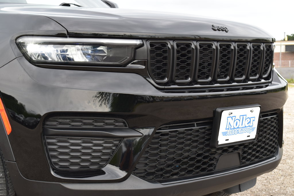 Used 2023 Jeep Grand Cherokee Altitude AWD/4WD image 5