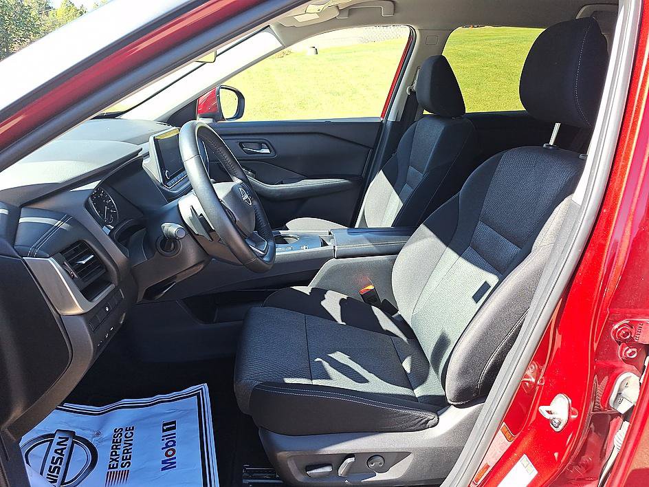 Certified 2025 Nissan Rogue SV FWD image 11