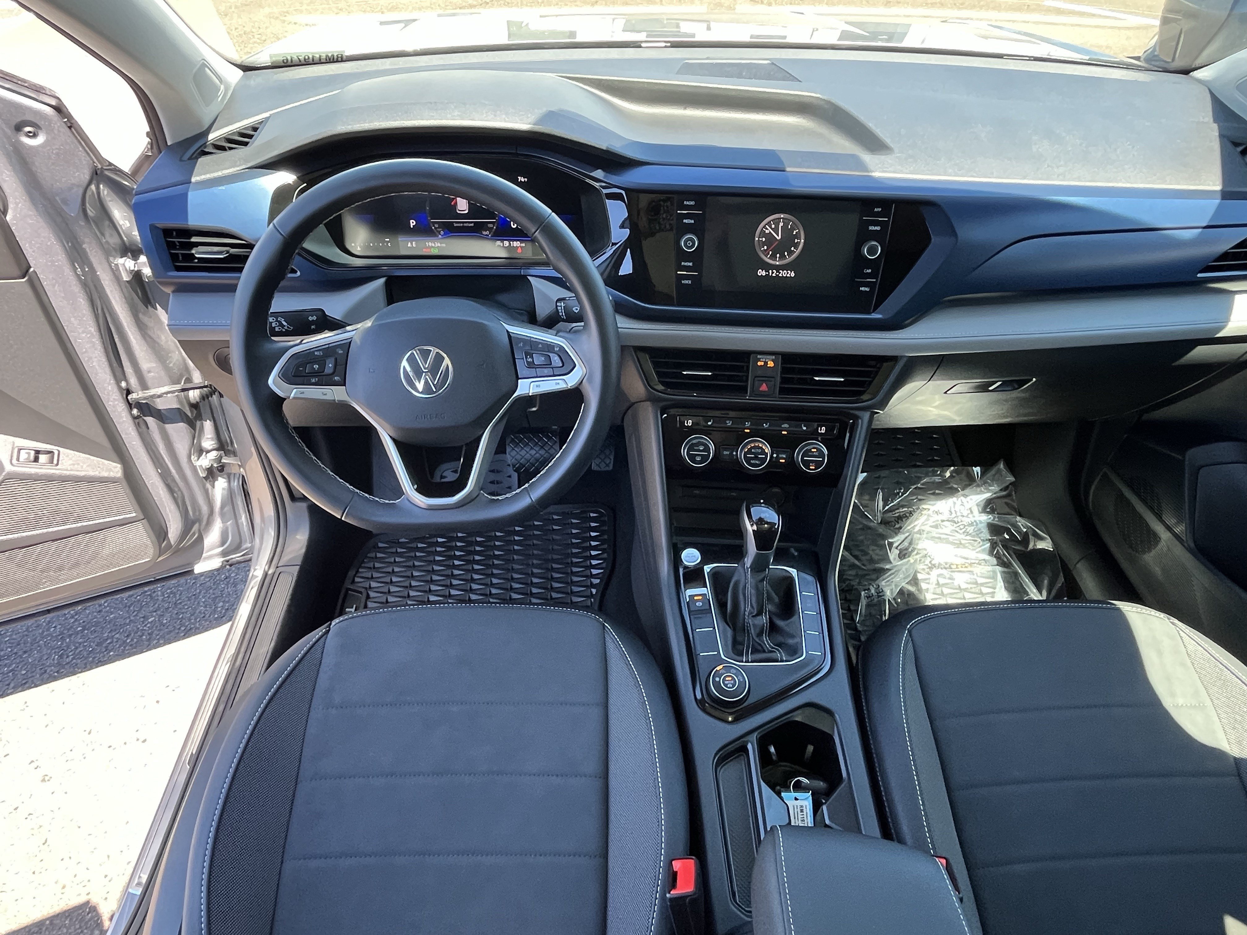 Used 2024 Volkswagen Taos SE w/ Panoramic Sunroof Package AWD/4WD image 11