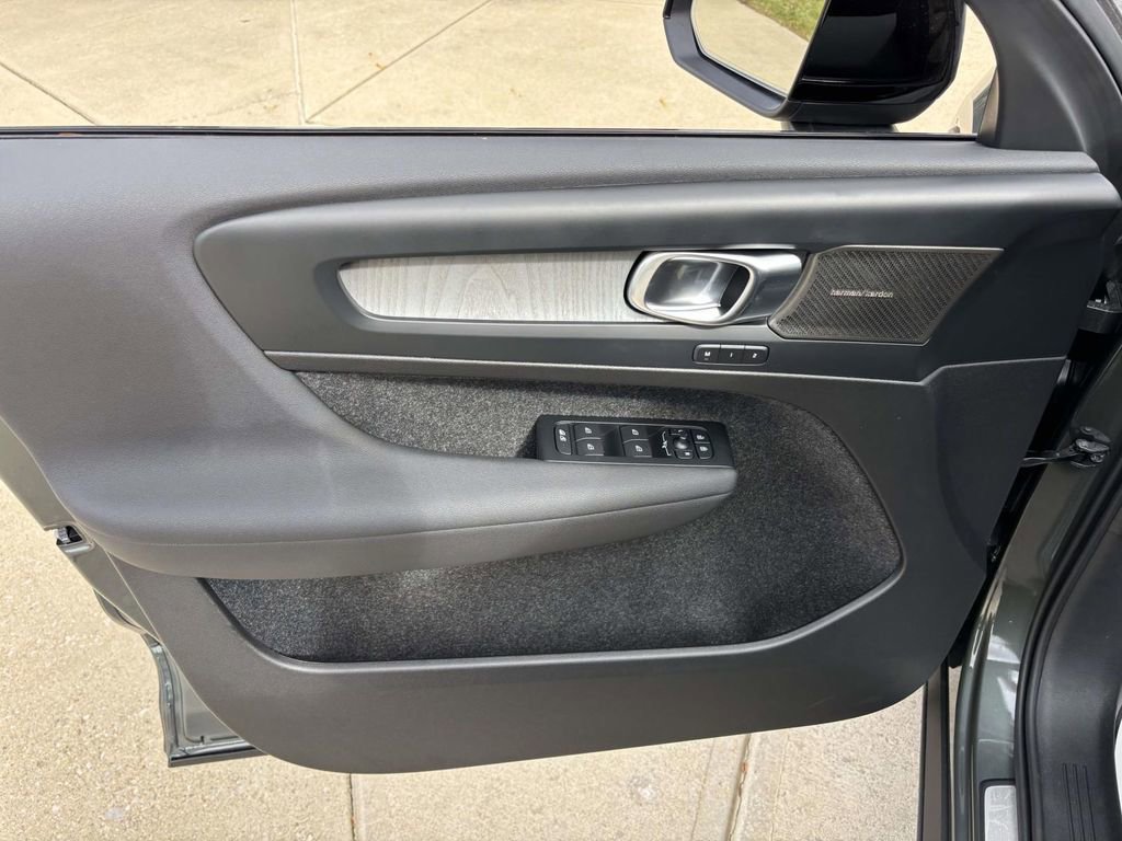 New 2026 Volvo XC40 B5 Ultra w/ Protection Package Premier image 11