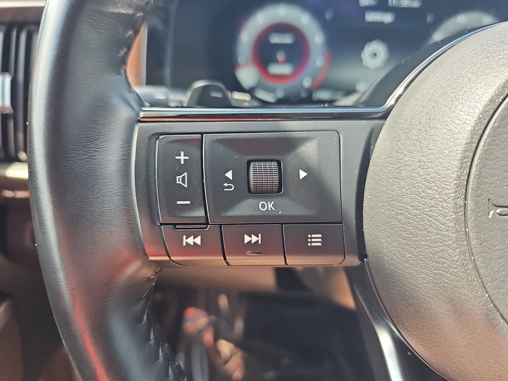 Used 2024 Nissan Pathfinder Platinum FWD image 17