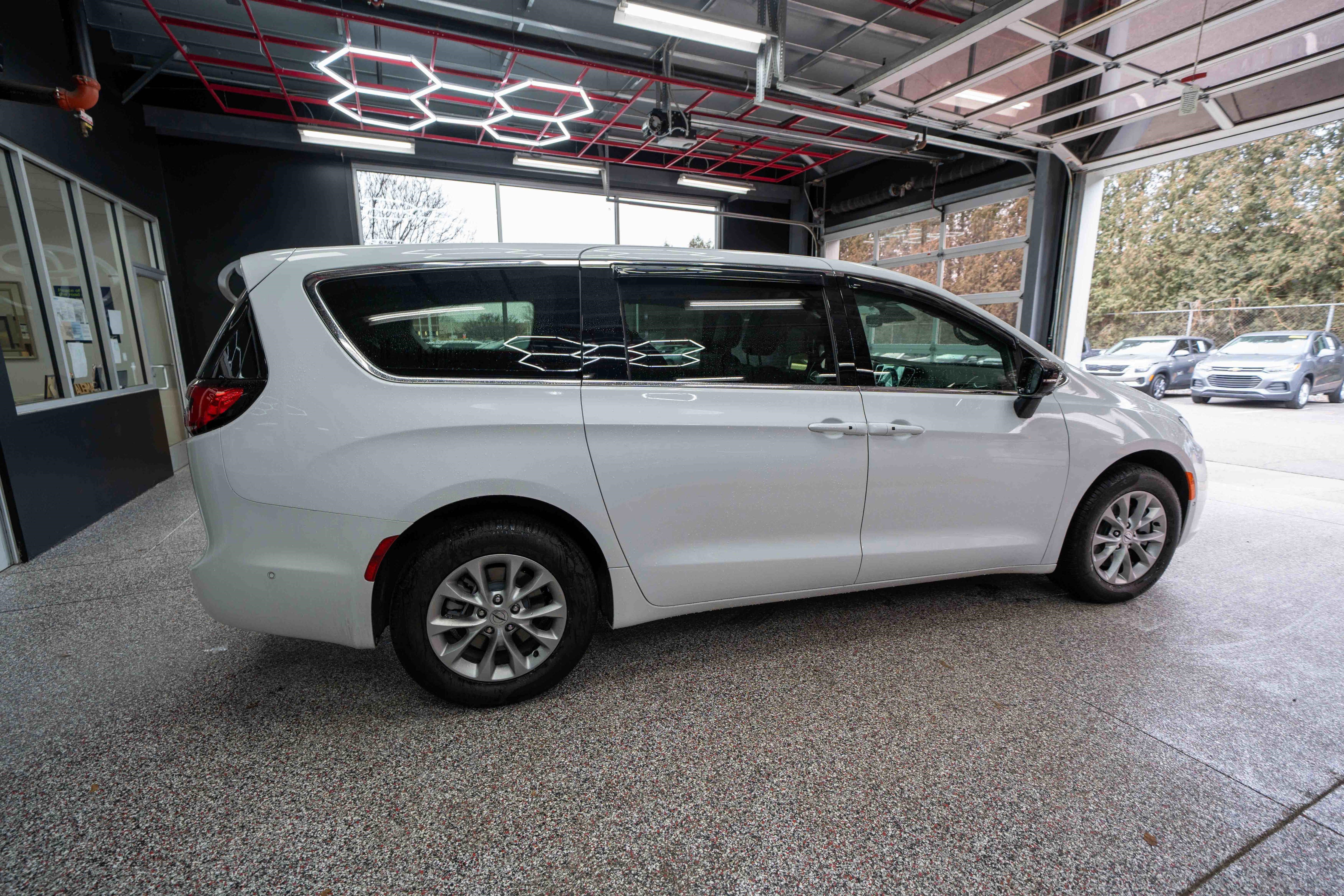 Used 2025 Chrysler Pacifica Select image 4