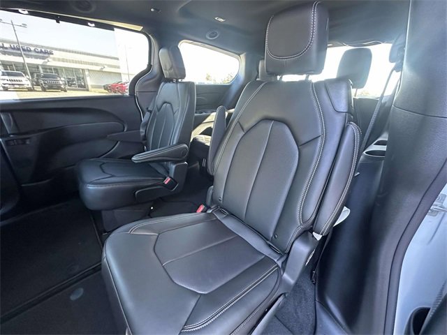 New 2026 Chrysler Pacifica Select image 16