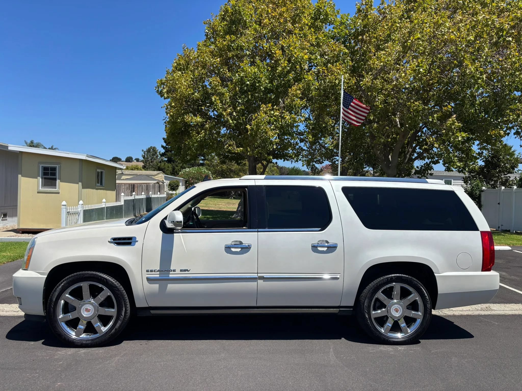 Used 2012 Cadillac Escalade ESV Luxury AWD/4WD image 1