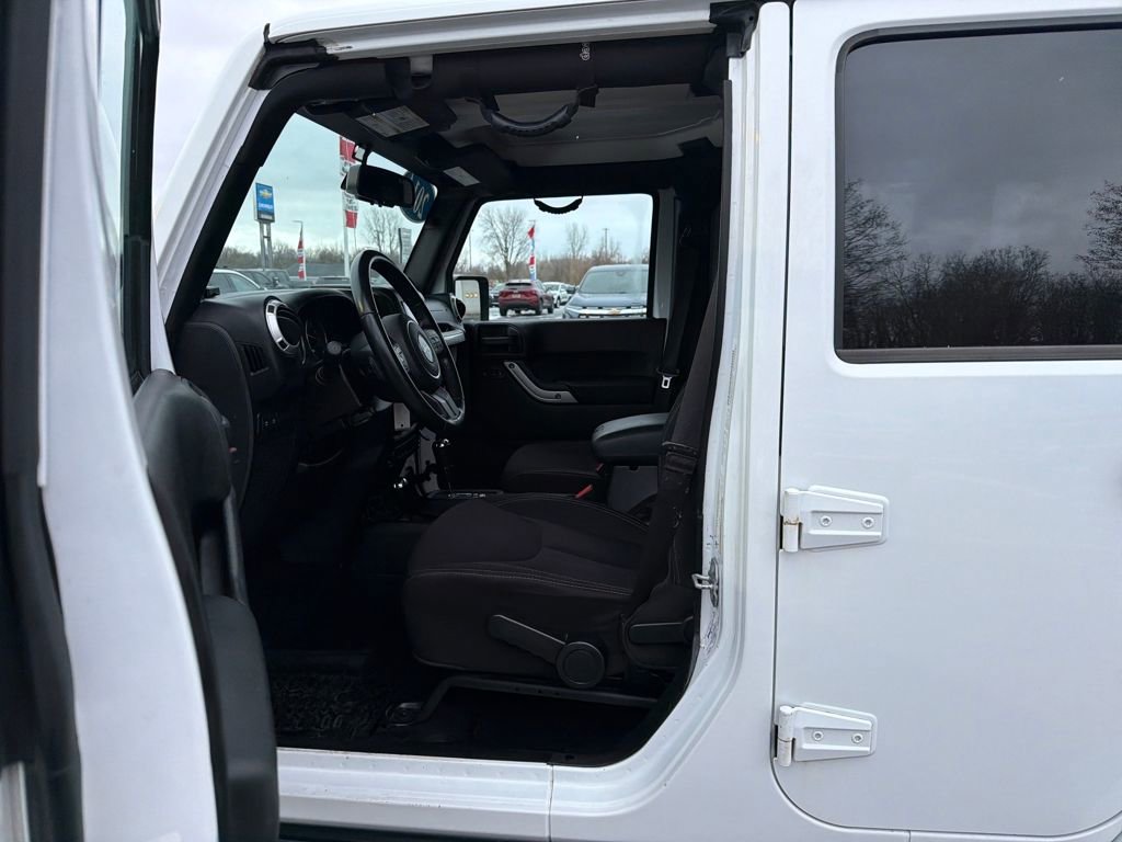 Used 2014 Jeep Wrangler Unlimited Rubicon w/ Max Tow Package image 8