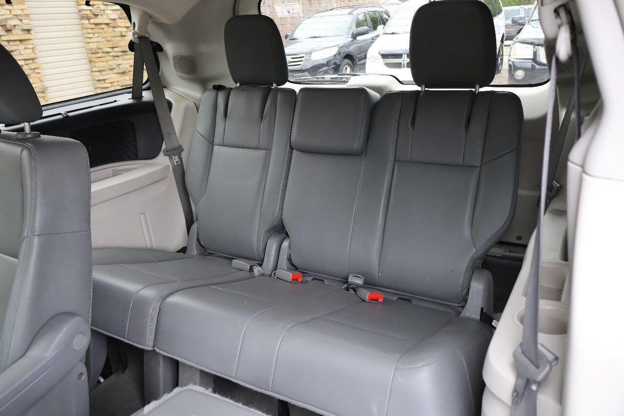 Used 2011 Volkswagen Routan SE FWD image 22