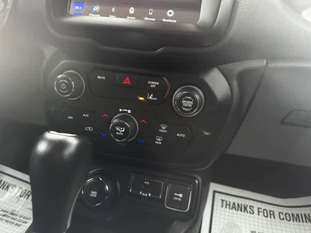 Used 2023 Jeep Renegade Latitude AWD/4WD image 29