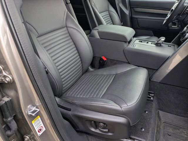 Used 2025 Land Rover Discovery Dynamic SE image 18