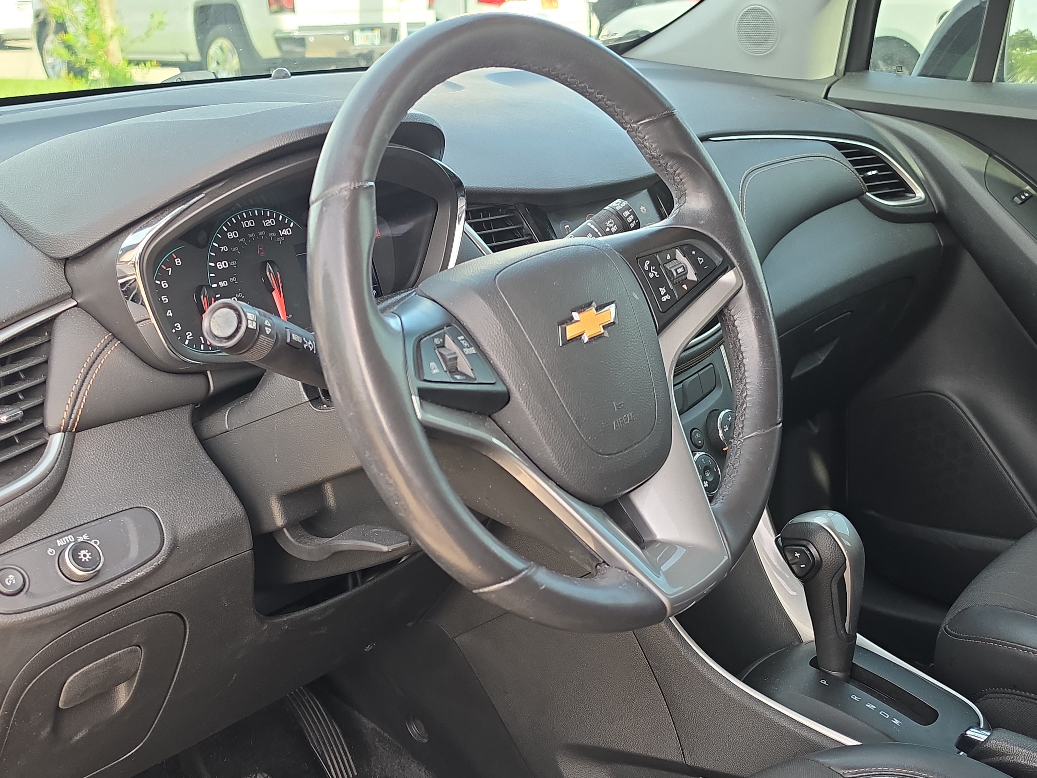Used 2020 Chevrolet Trax LT w/ LT Convenience Package FWD image 14