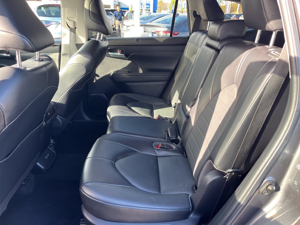 Used 2022 Toyota Highlander XLE FWD image 25