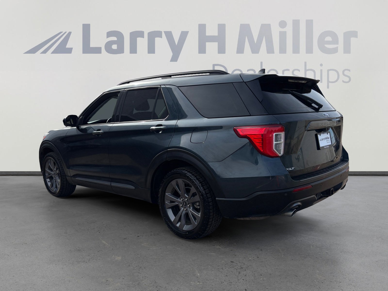 Used 2022 Ford Explorer XLT w/ Equipment Group 202A image 3