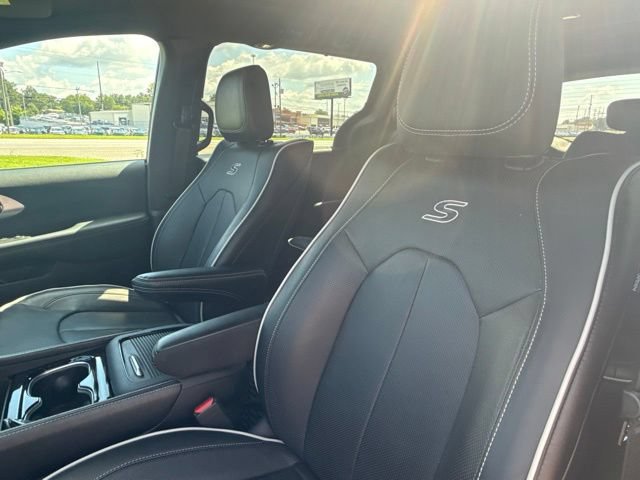 Used 2025 Chrysler Pacifica Limited w/ Uconnect Theater Family Group FWD image 13