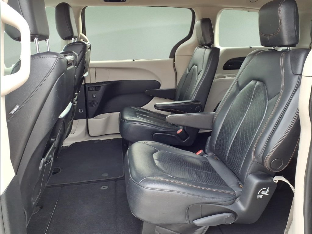 Used 2017 Chrysler Pacifica Touring-L Plus w/ Tire & Wheel Group FWD image 9