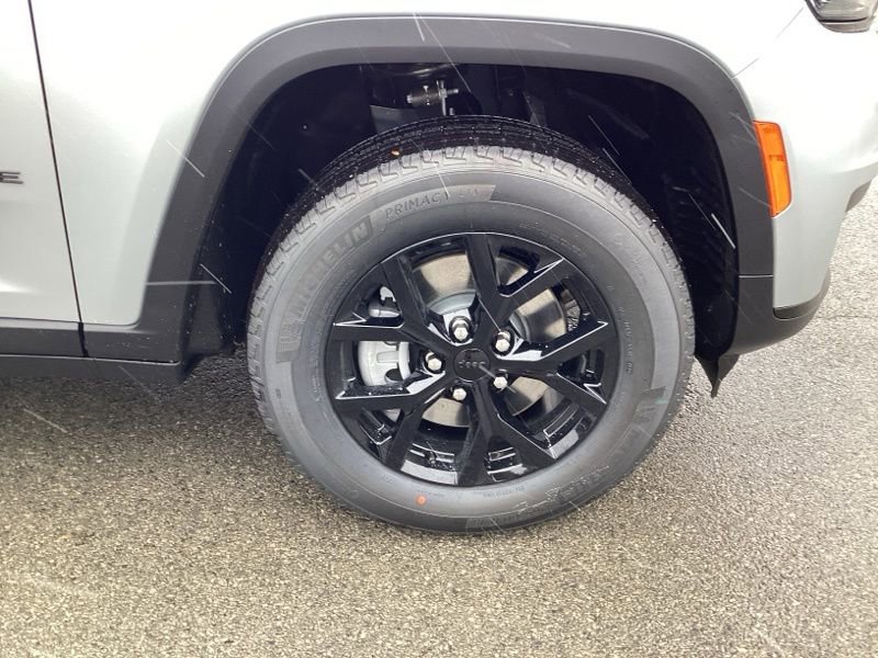 New 2025 Jeep Grand Cherokee L Altitude image 9