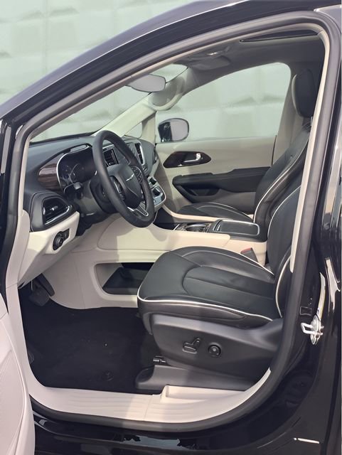 Certified 2024 Chrysler Pacifica Limited image 14
