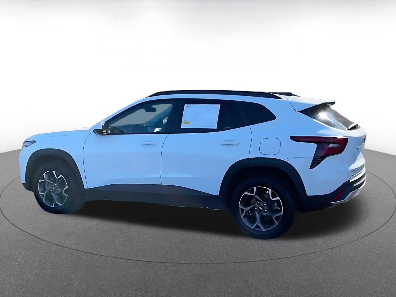 Used 2025 Chevrolet Trax LT w/ LT Convenience Package image 11