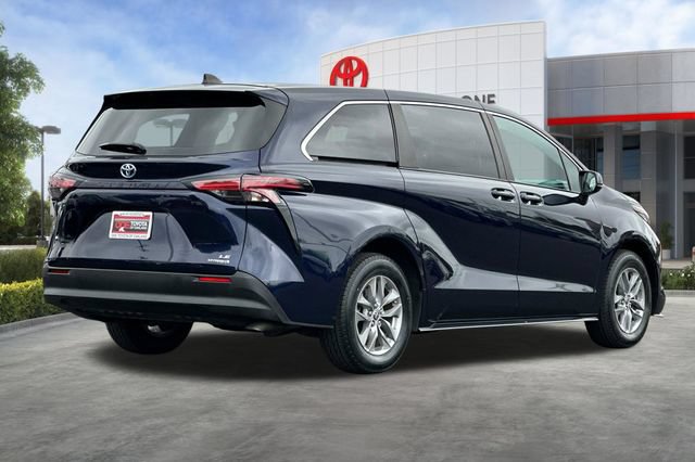 Used 2022 Toyota Sienna LE FWD image 5