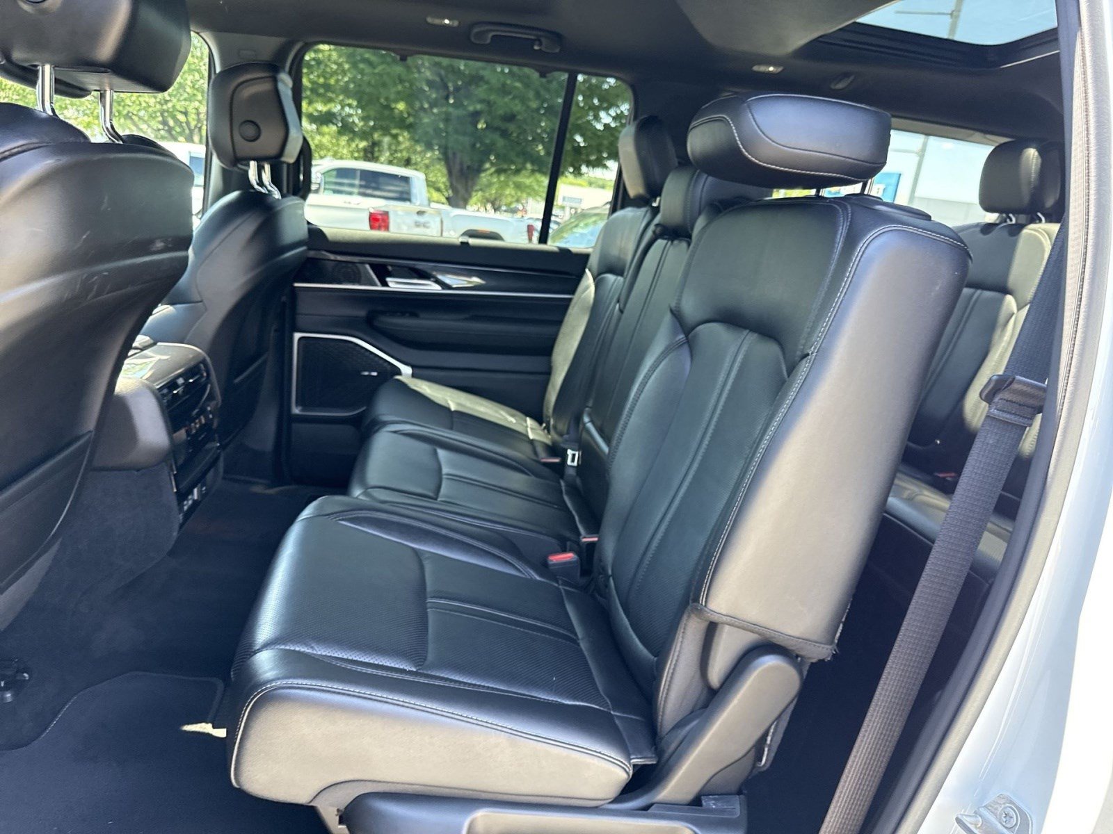 Used 2023 Jeep Wagoneer 4WD w/ Premium Group I image 22