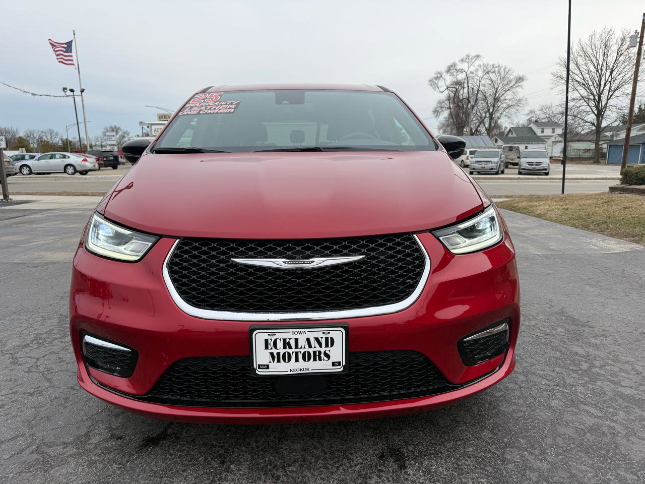 Used 2025 Chrysler Pacifica Select image 4