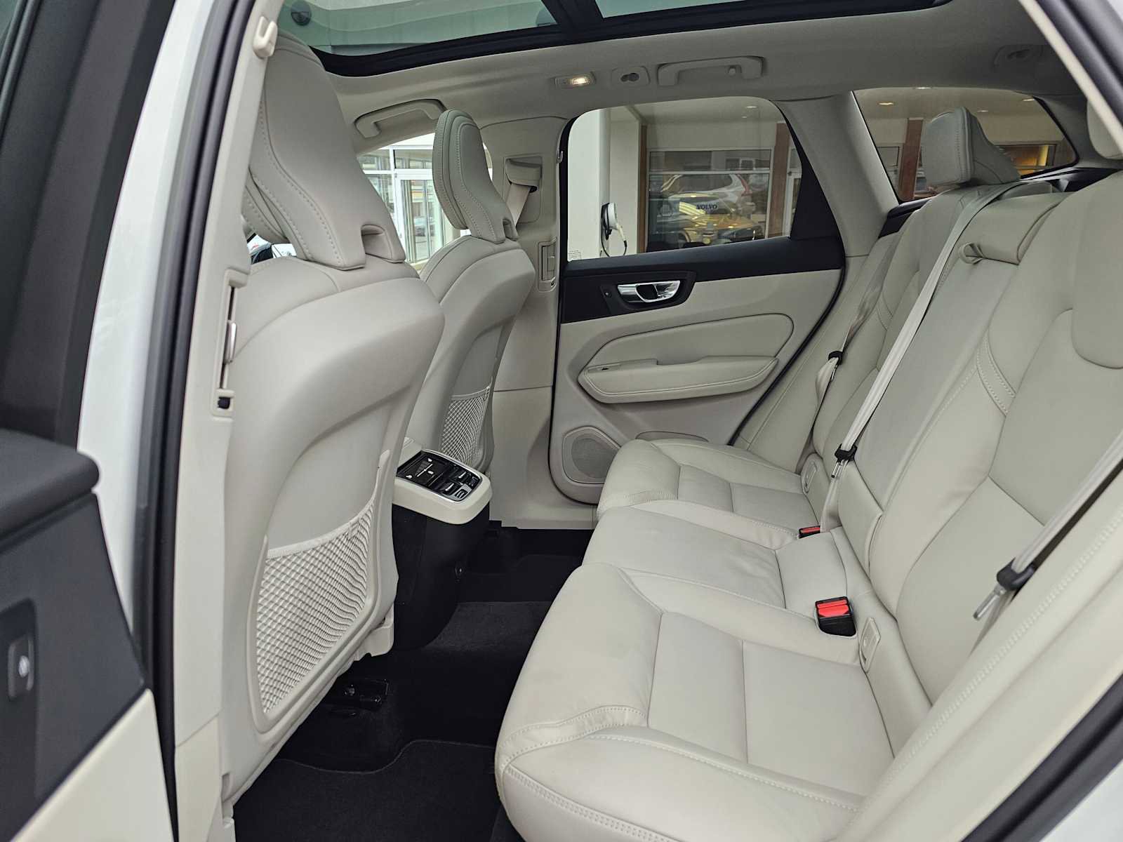 Certified 2023 Volvo XC60 B6 Ultimate w/ Protection Package Premier image 19