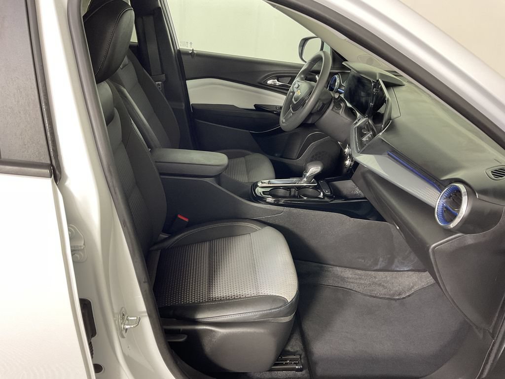 Used 2025 Chevrolet Trax LT FWD image 24