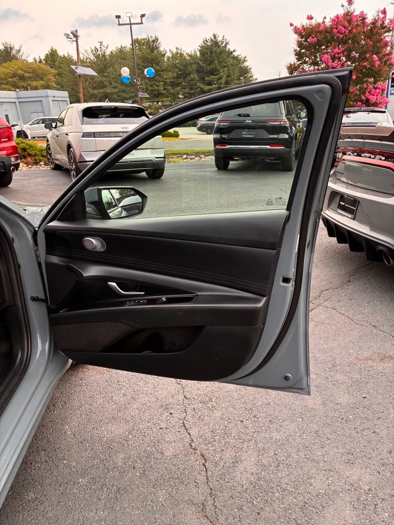 Used 2022 Hyundai Elantra SEL FWD image 17