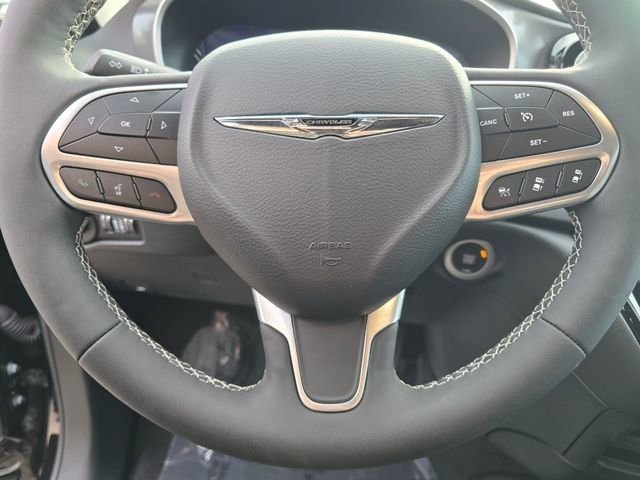 Used 2025 Chrysler Voyager LX image 31