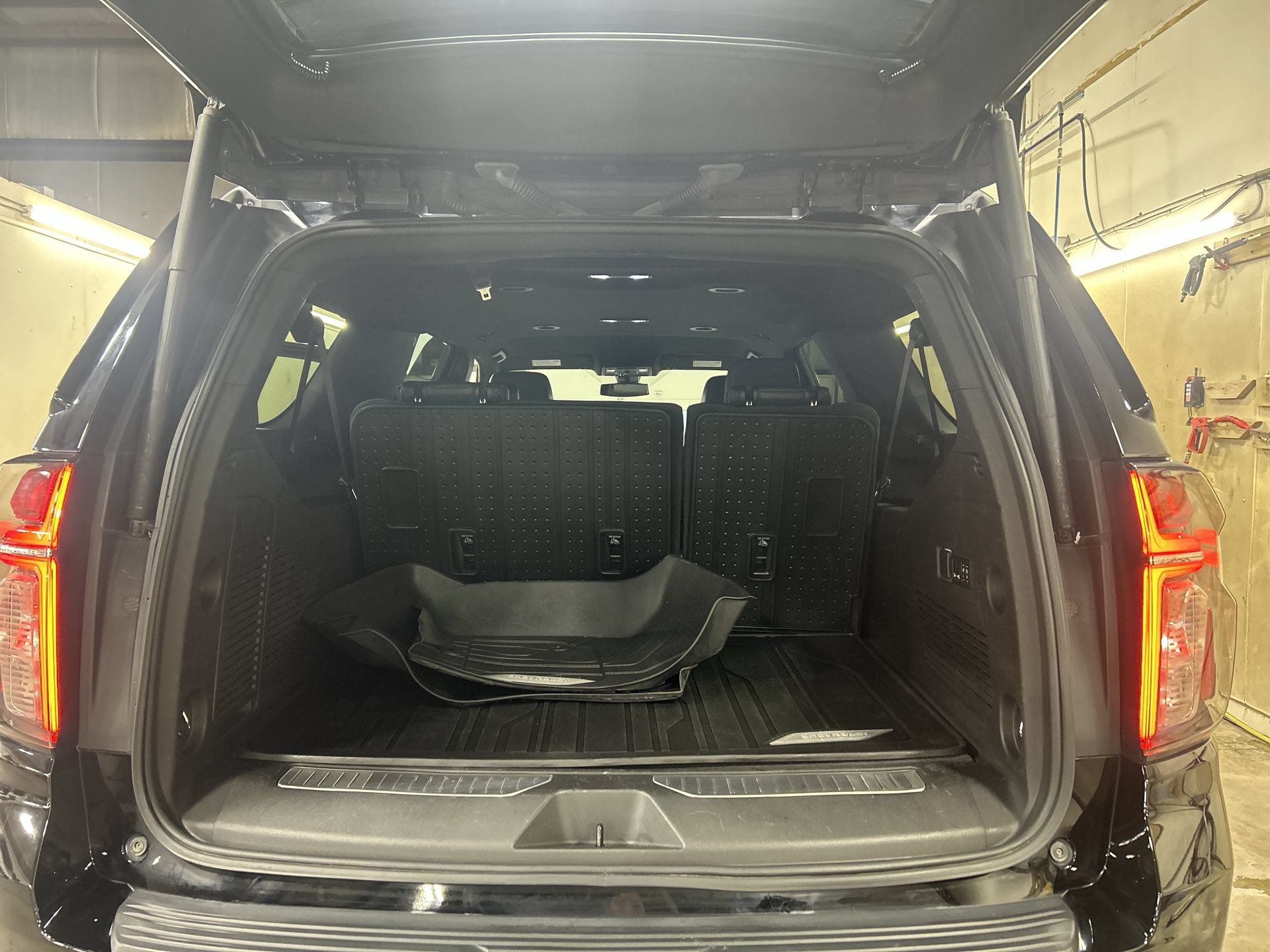 Certified 2022 Chevrolet Suburban RST w/ Sport Performance Package AWD/4WD image 26