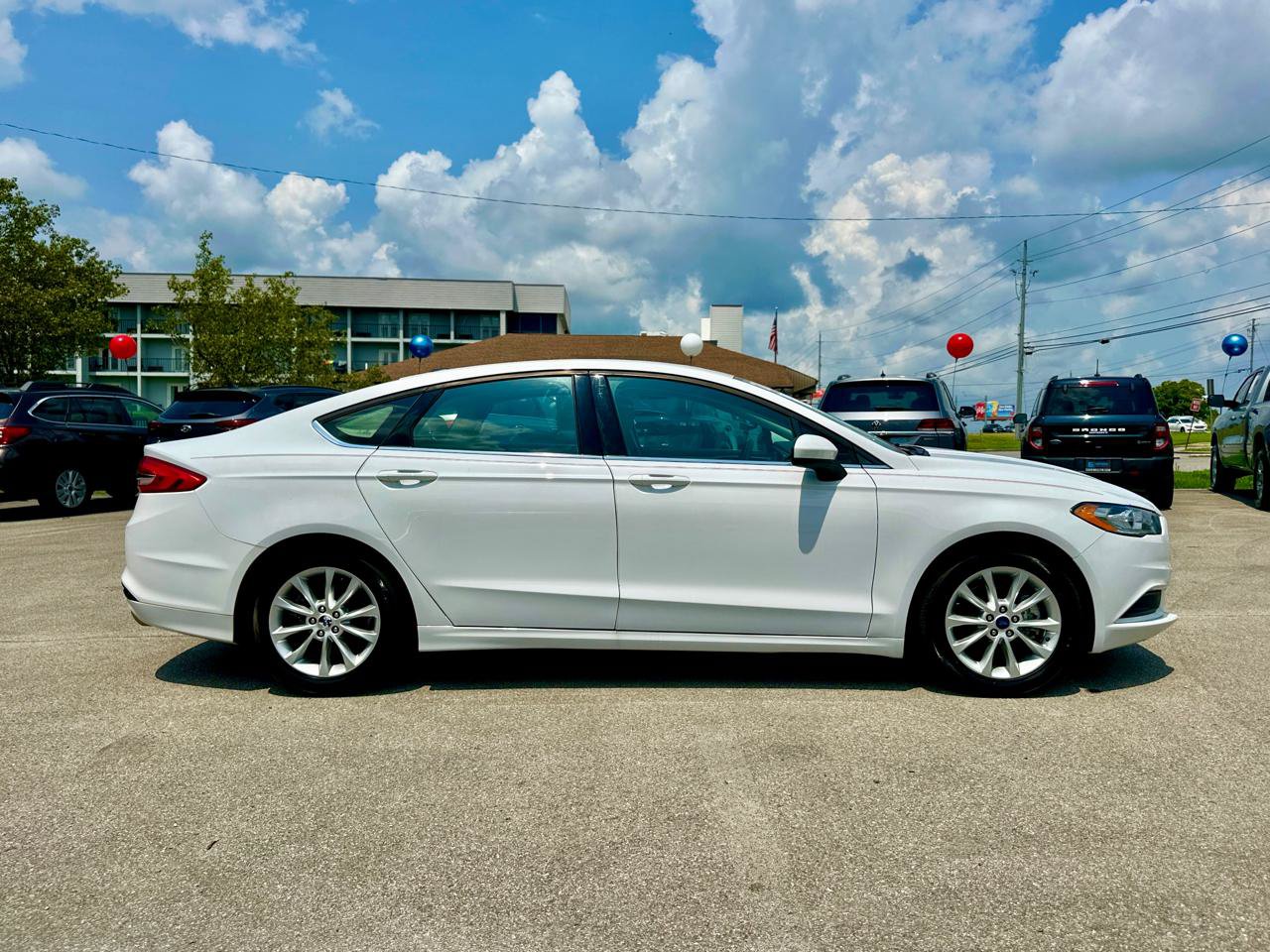 Used 2017 Ford Fusion SE w/ Fusion SE Technology Package FWD image 4