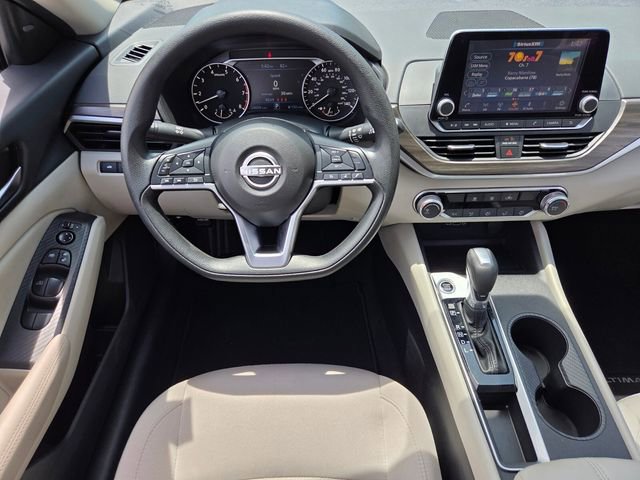 Used 2025 Nissan Altima 2.5 SV FWD image 13
