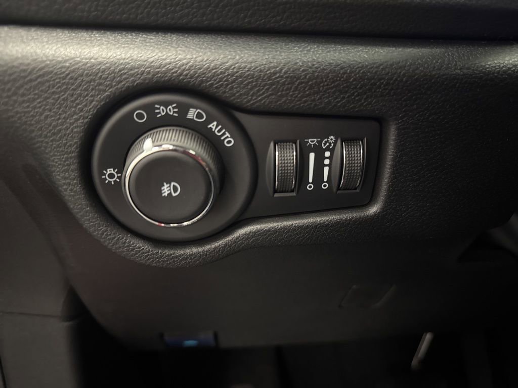 New 2026 Chrysler Pacifica Select AWD/4WD image 19