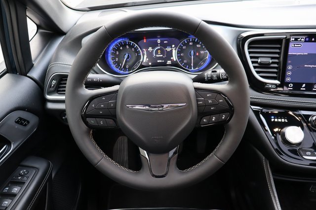 Used 2025 Chrysler Pacifica Limited image 20