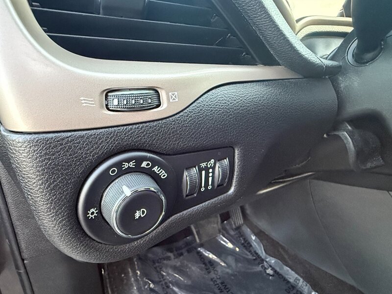 Used 2016 Jeep Cherokee Limited FWD image 21