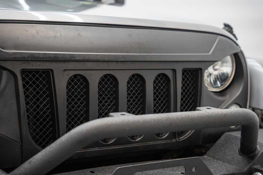 Used 2015 Jeep Wrangler Unlimited Rubicon w/ Connectivity Group image 10