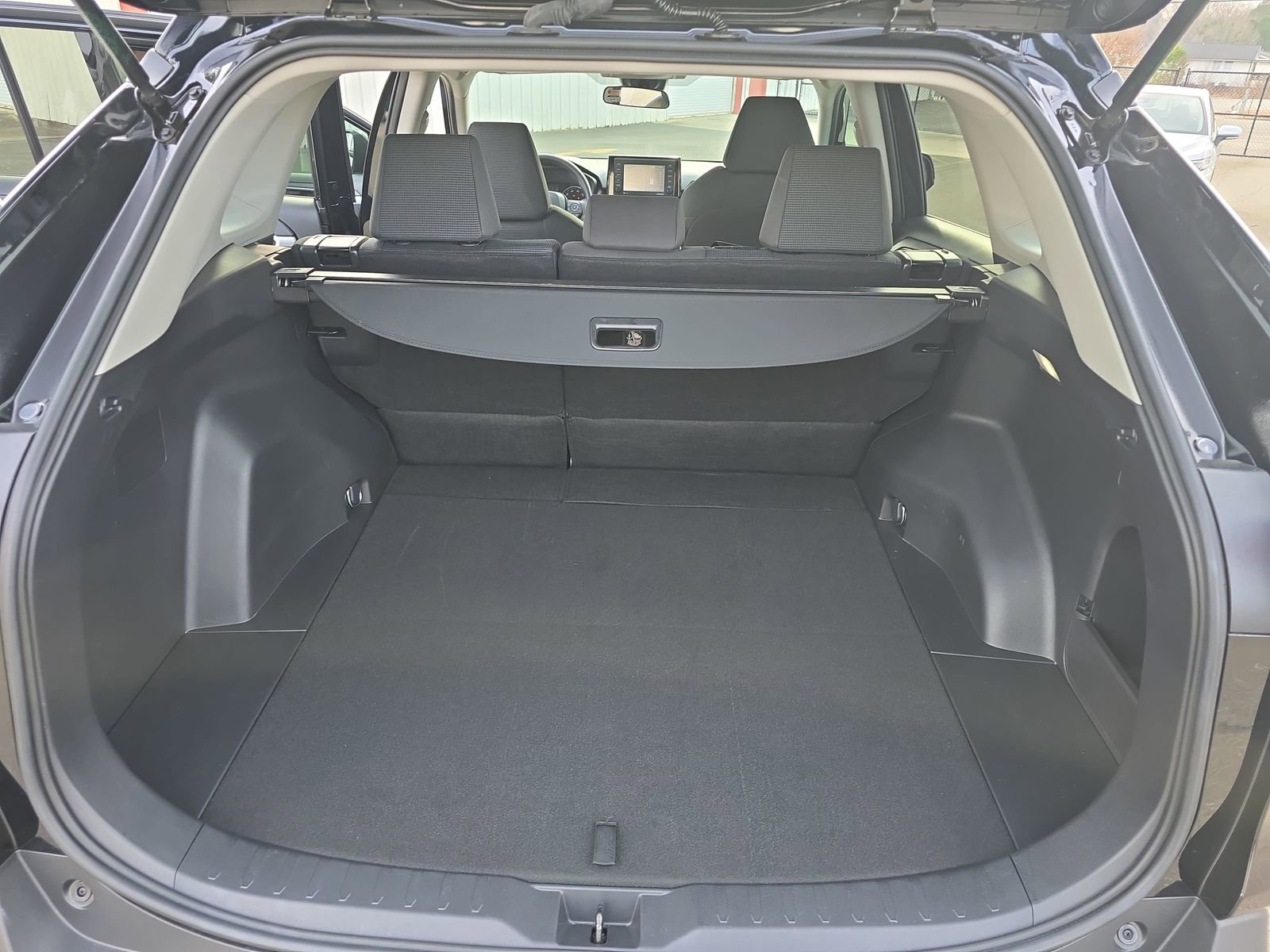 Used 2022 Toyota RAV4 LE image 18