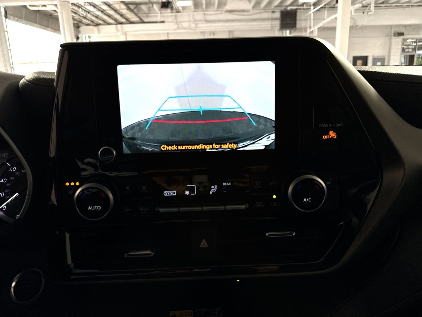 Used 2025 Toyota Highlander XLE FWD image 19