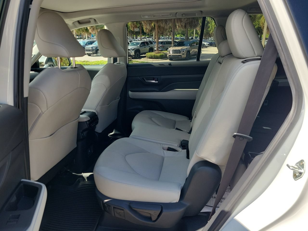 Used 2024 Toyota Grand Highlander AWD image 12
