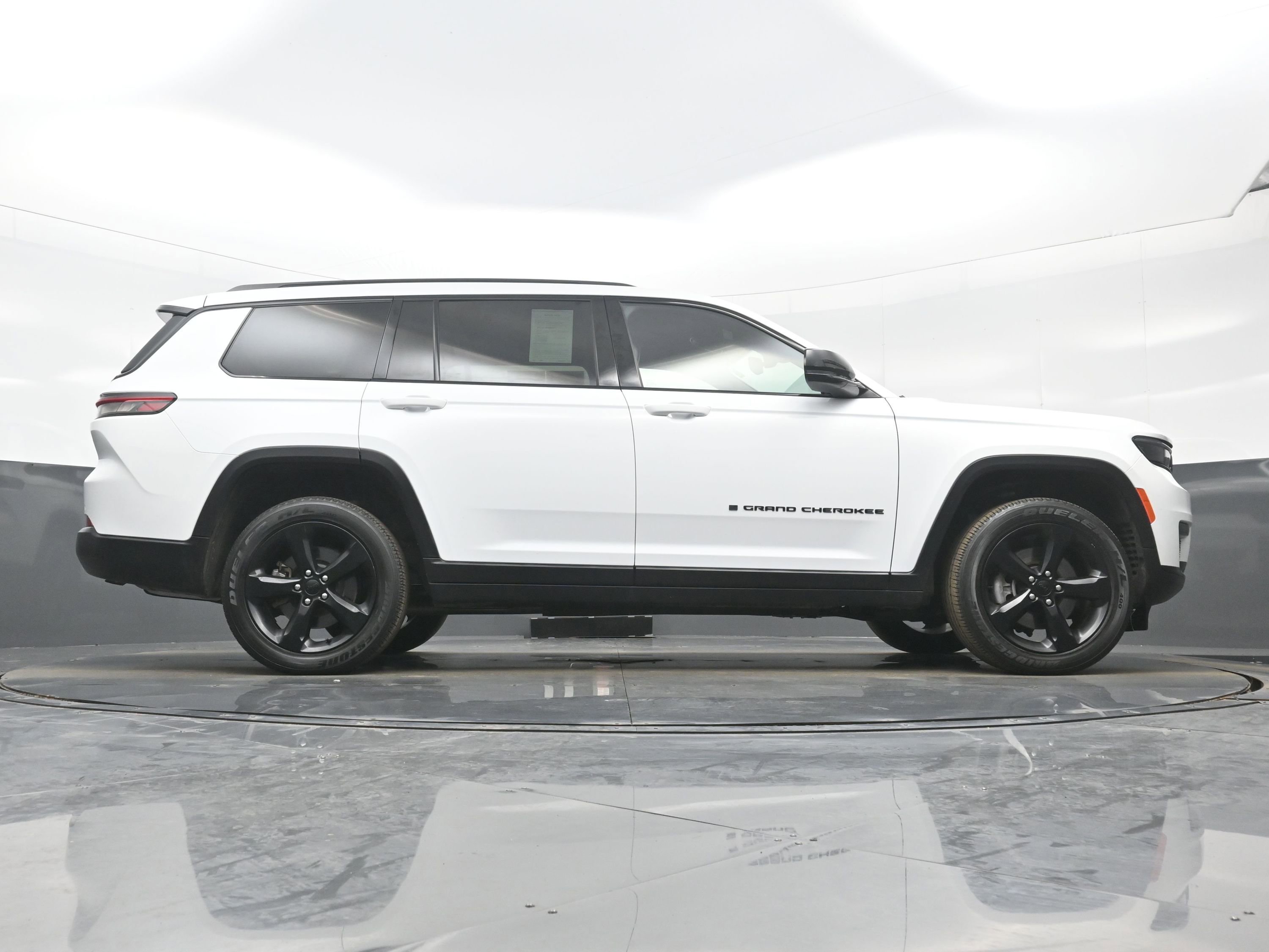 Used 2023 Jeep Grand Cherokee L Laredo image 32