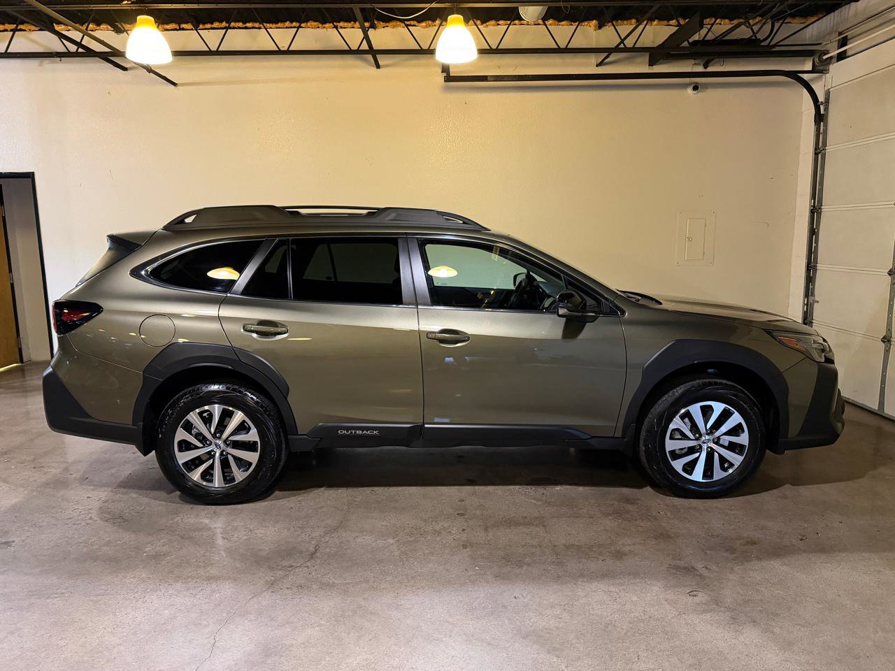 Used 2024 Subaru Outback Premium image 5