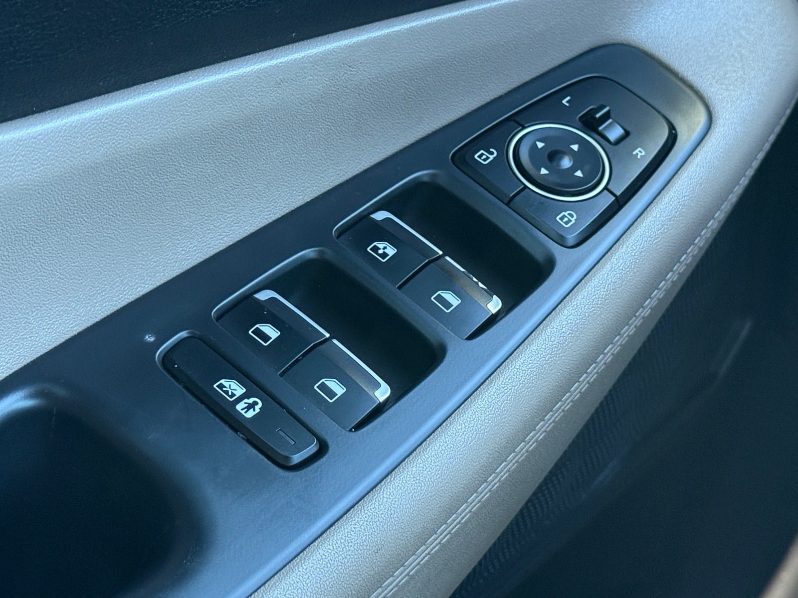 Used 2023 Hyundai Santa Fe SE FWD image 18