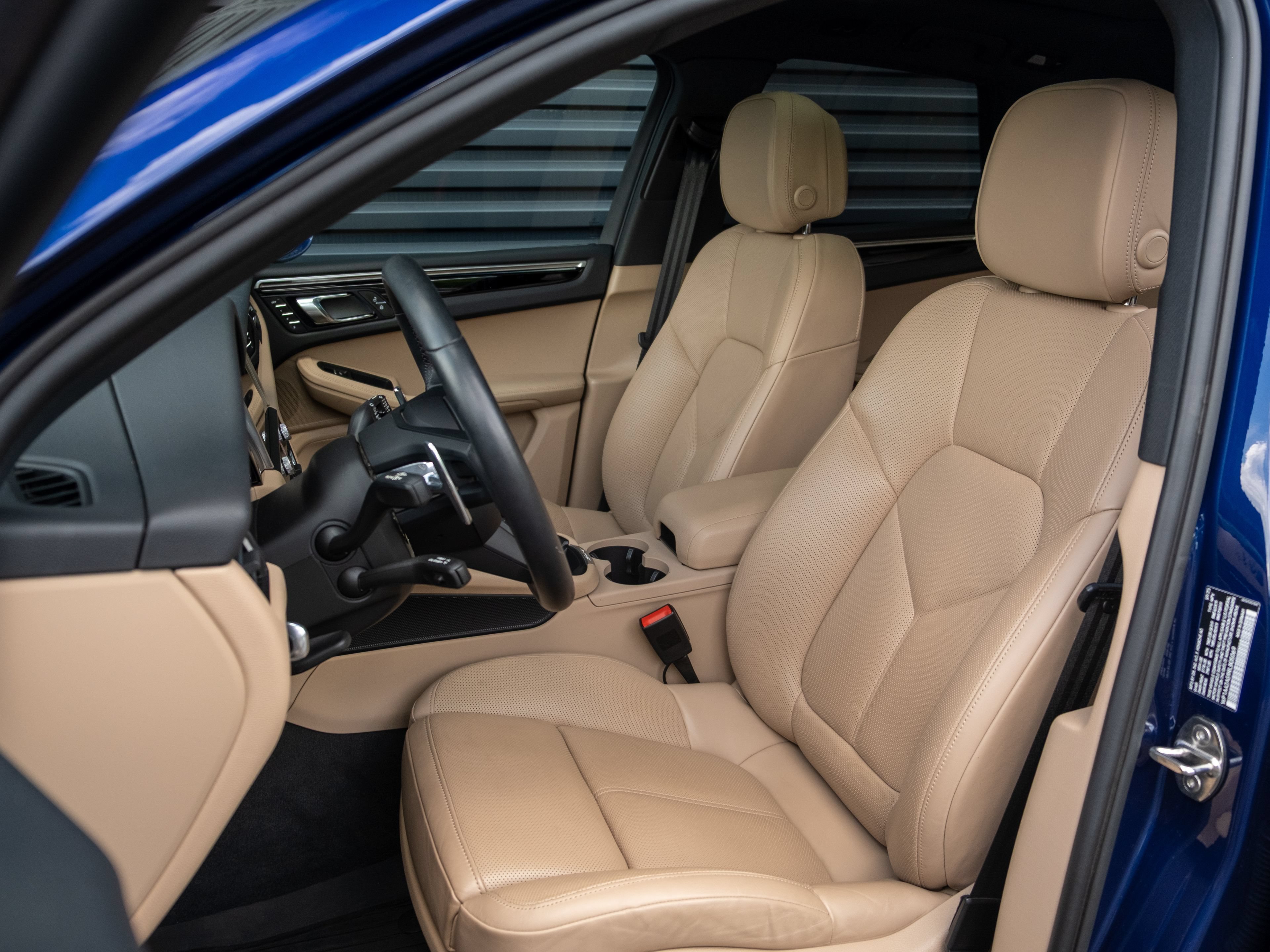 Certified 2024 Porsche Macan AWD/4WD image 5